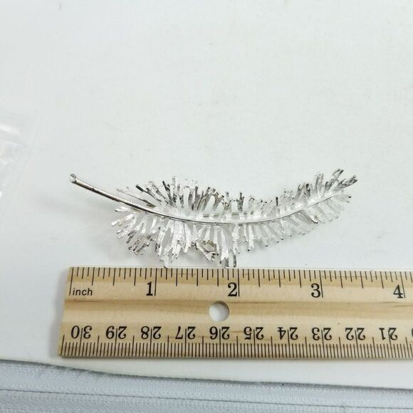 Vintage Feather Shape Silver Tone Brooch, Unique Design, Unisex Lapel Pin - Picture 4 of 5